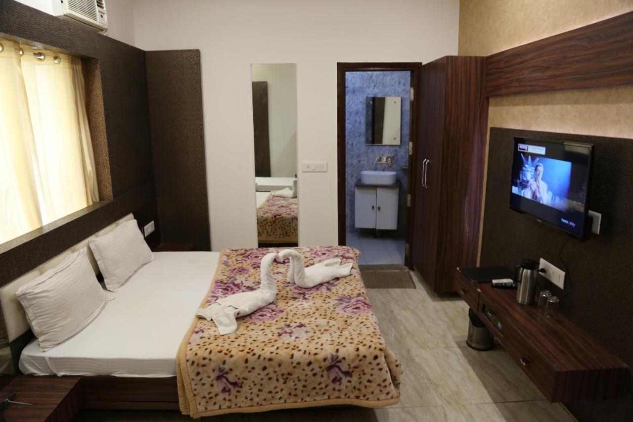 Shree Anand Dham Hotel Vrindavan Bagian luar foto